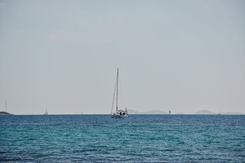 Gratis lagerfoto af blå hav, kyst, sejlbåd