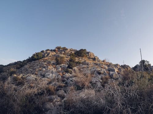 Fotobanka s bezplatnými fotkami na tému hora, jasná obloha, kamene