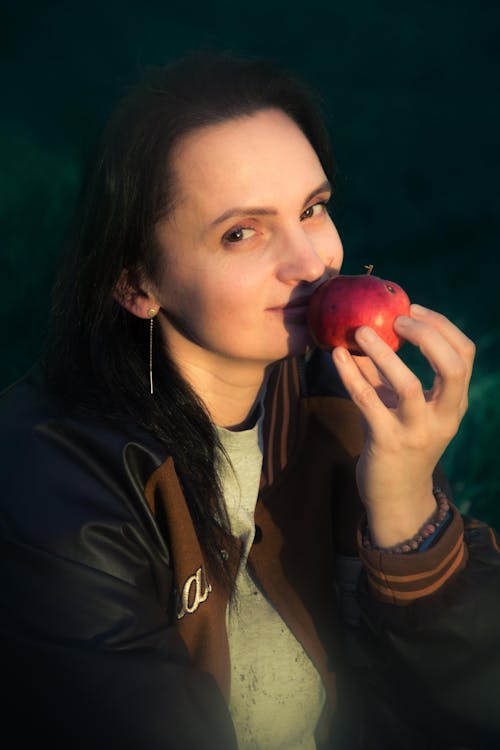Gratis Foto stok gratis apel, berambut cokelat, bergaya Foto Stok