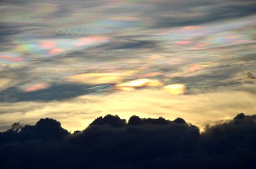 Silhueta Da Montanha Sob Nuvens Nimbus Durante O Dia