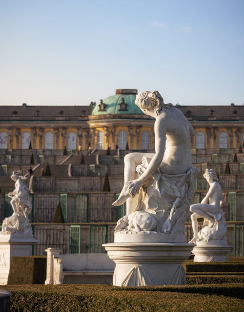 A statue is sitting in front of a building