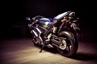 这辆蓝色室内运动摩托车的艺术特写，在戏剧性灯光下凸显出其时尚设计