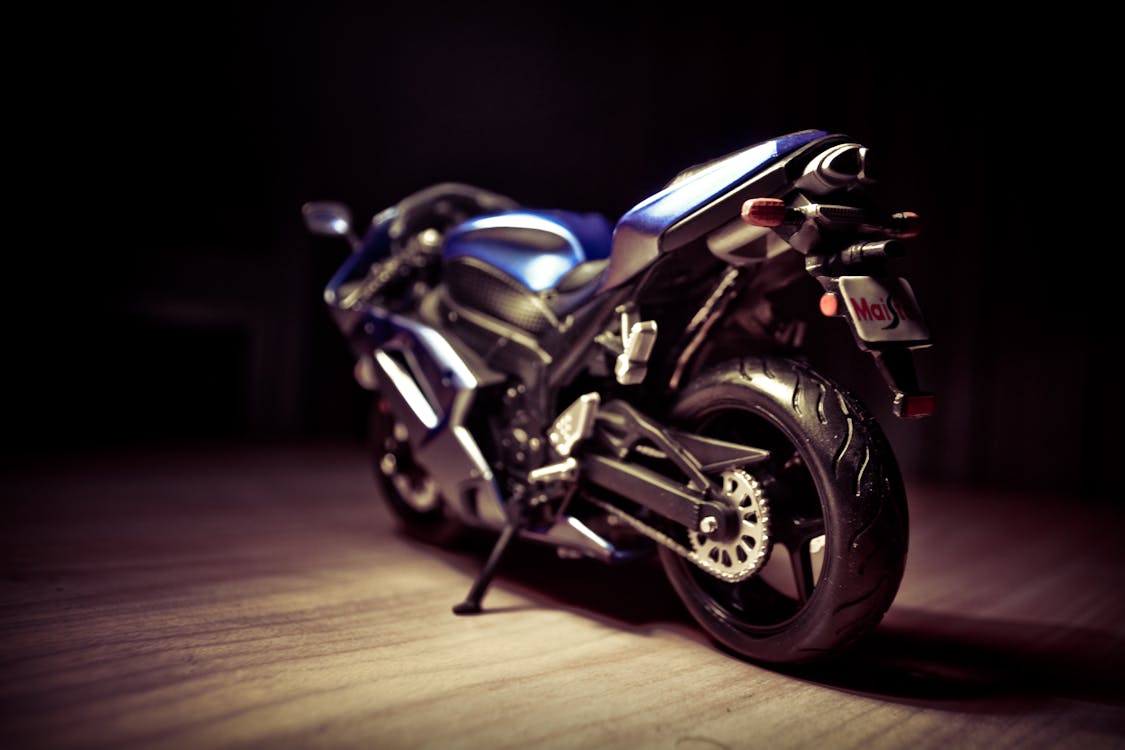 無料 黒と青のスポーツバイク 写真素材