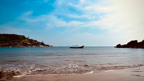 Darmowe zdjęcie z galerii z brązowy piasek, domek na łodzi, fale na plaży