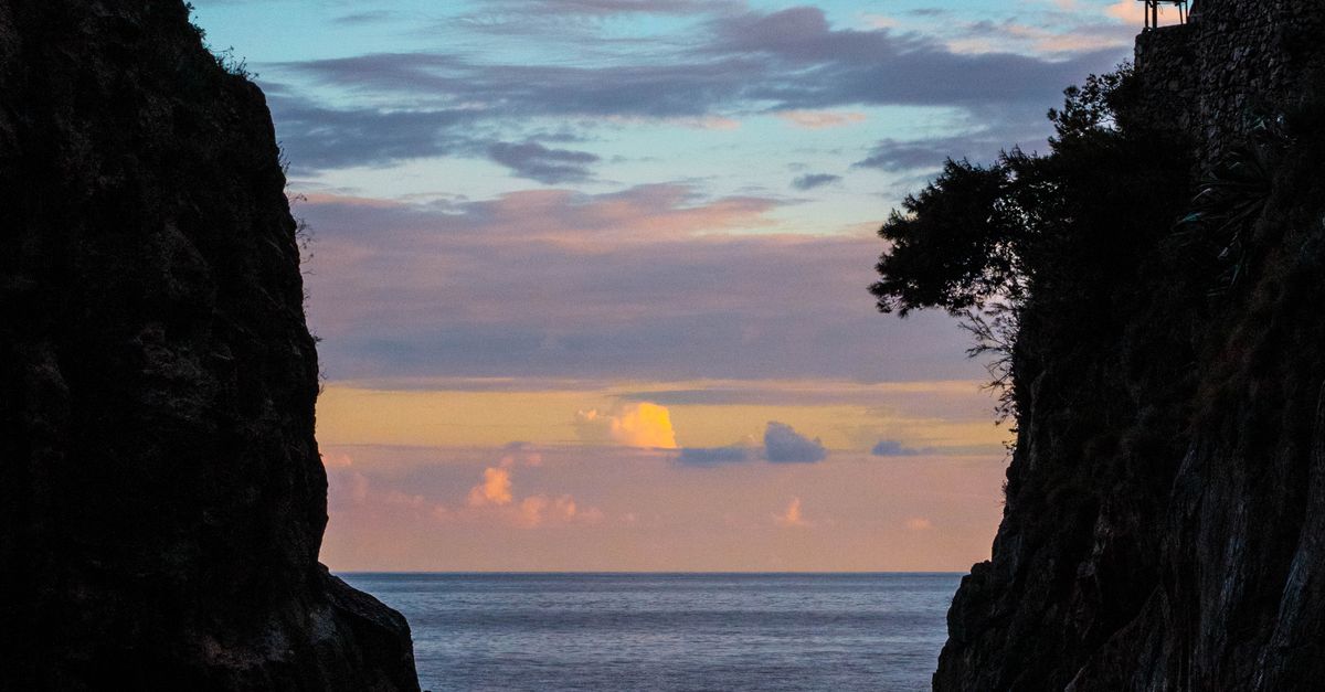 Rocks around Inlet · Free Stock Photo
