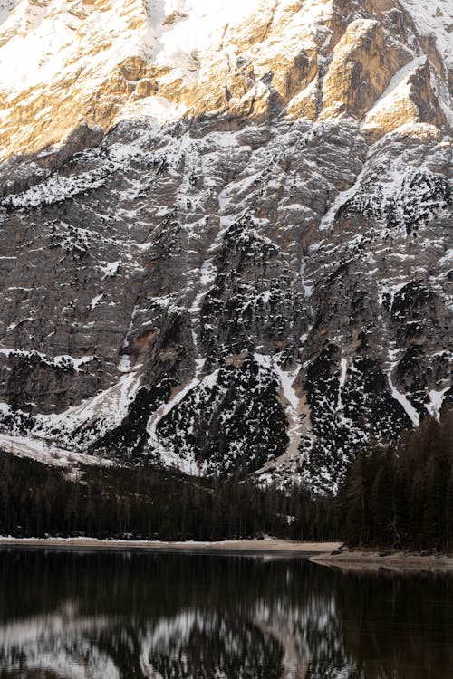 dağlar, dik, dikey atış içeren Ücretsiz stok fotoğraf