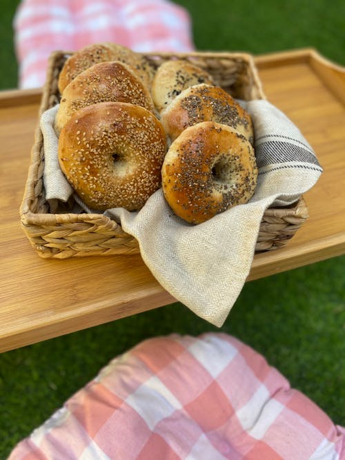 Gratis lagerfoto af bakke, brødboller, høj vinkel visning