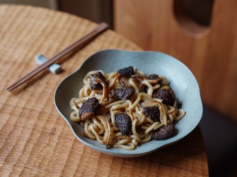 Trufle magiczne gdzie kupić? Sprawdzony przewodnik zakupowy 2026 2 Plate of udon noodles topped with rich black truffles, perfect for a gourmet meal.