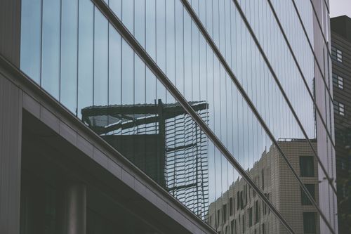 Free Contemporary London skyscraper facade reflecting nearby buildings, showcasing modern urban architecture. Stock Photo