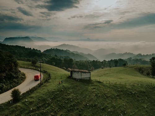 Kostenloses Stock Foto zu außerorts, auto, bauernhaus