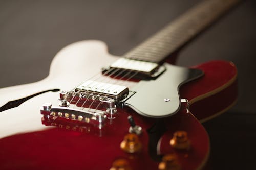 Fotobanka s bezplatnými fotkami na tému akustický, červená, elektrická gitara