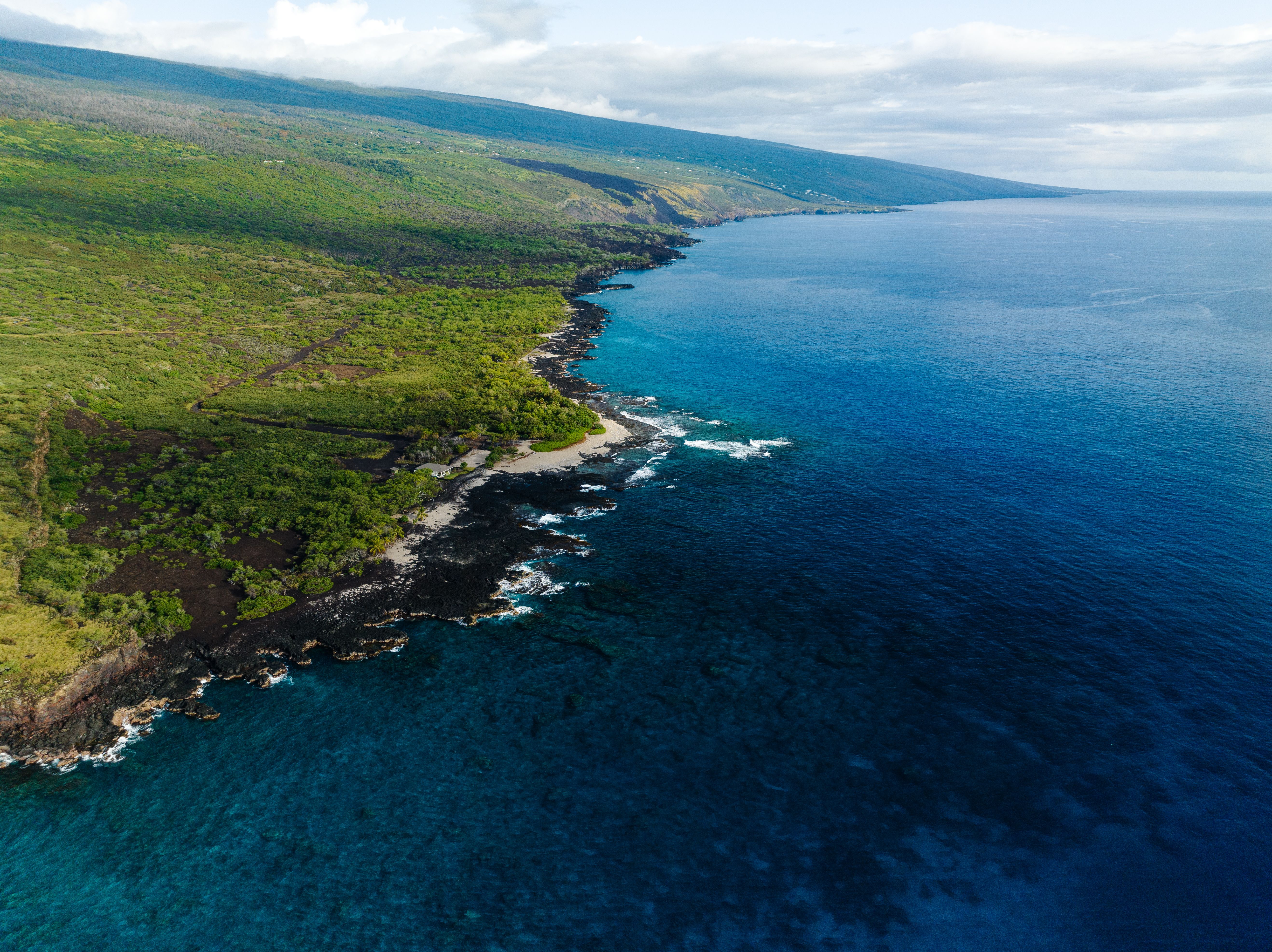 Maui: Road to Hana Luxury Limo-Van Tour with Helicopter Flight - Aerial view of Honaunau-Napoopoo coastline in Hawaii with lush green landscapes and blue waters.