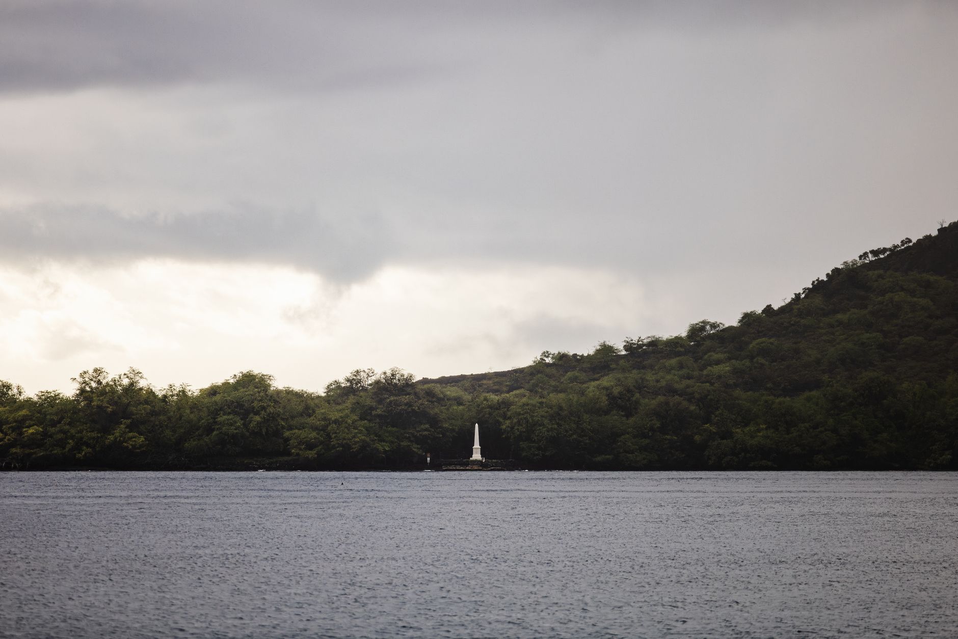 Scenic view of Captain Cook Monument surrounded by lush greenery and ocean in Hawaii.. Photo by Josh Withers on Pexels