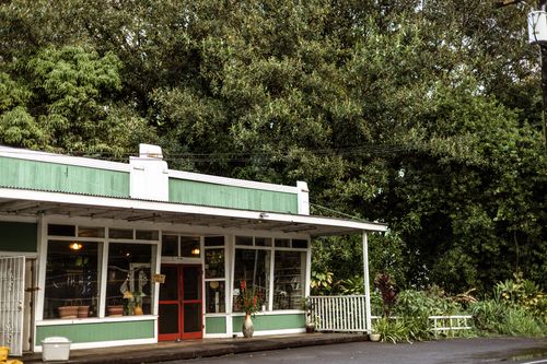 Free Vintage shop exterior surrounded by lush greenery on a roadside in Kealakekua, Hawaii. Stock Photo