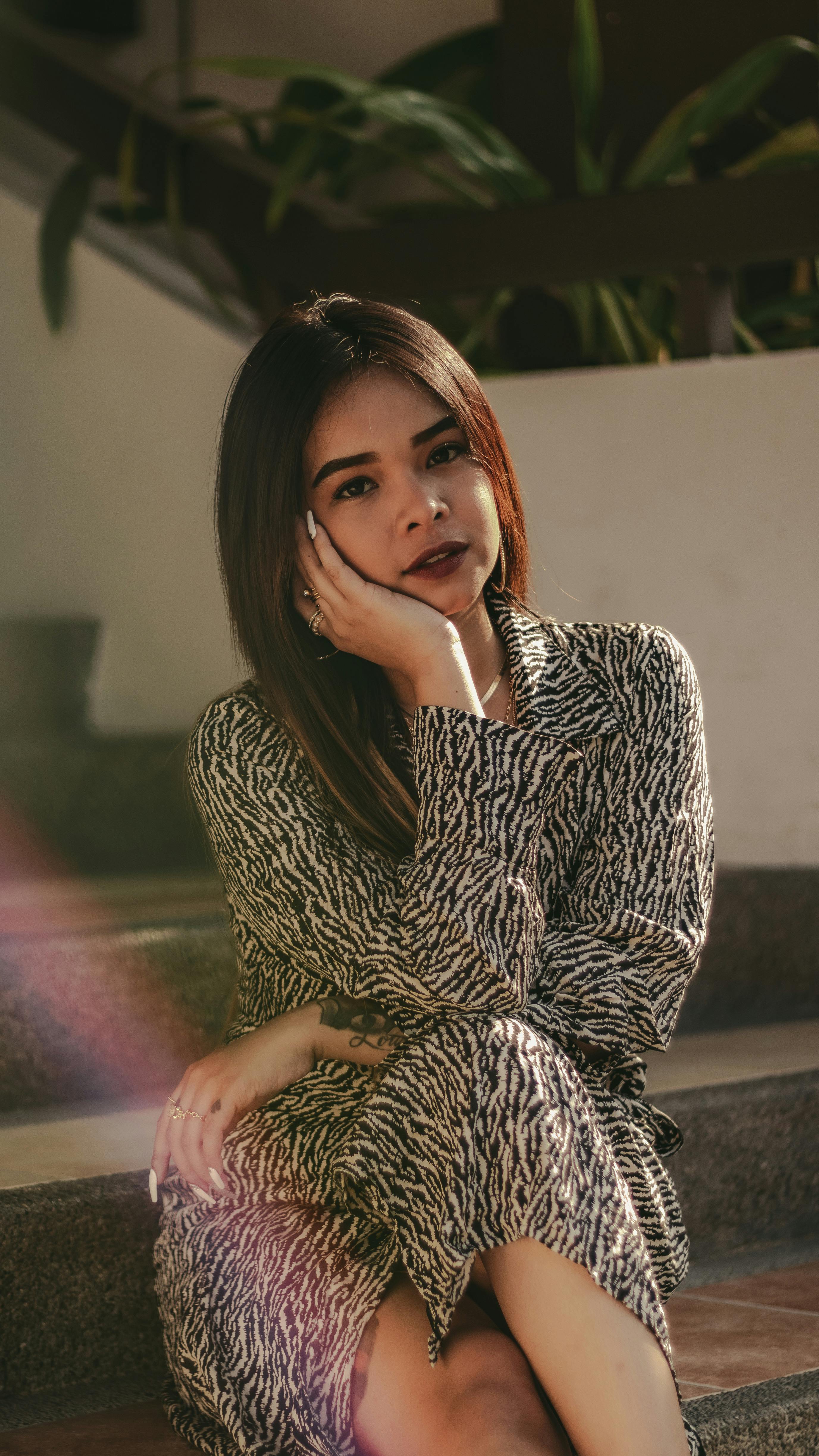 Miễn phí Người Phụ Nữ Xinh đẹp Ngồi Trên Bậc Thang Ảnh lưu trữ