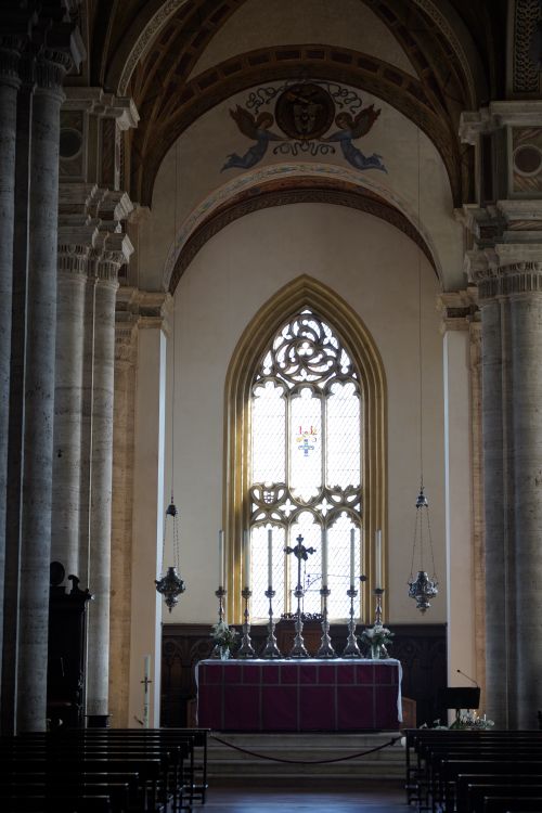 Free A beautiful church interior featuring an ornate altar with stunning architectural details. Stock Photo