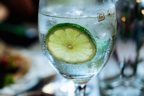 Lime Dans Un Verre à Vin