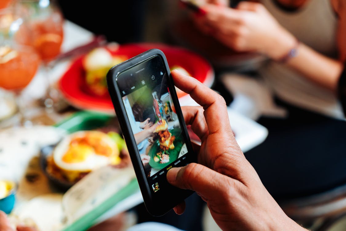 abur cubur, akıllı telefon, akşam yemeği içeren Ücretsiz stok fotoğraf