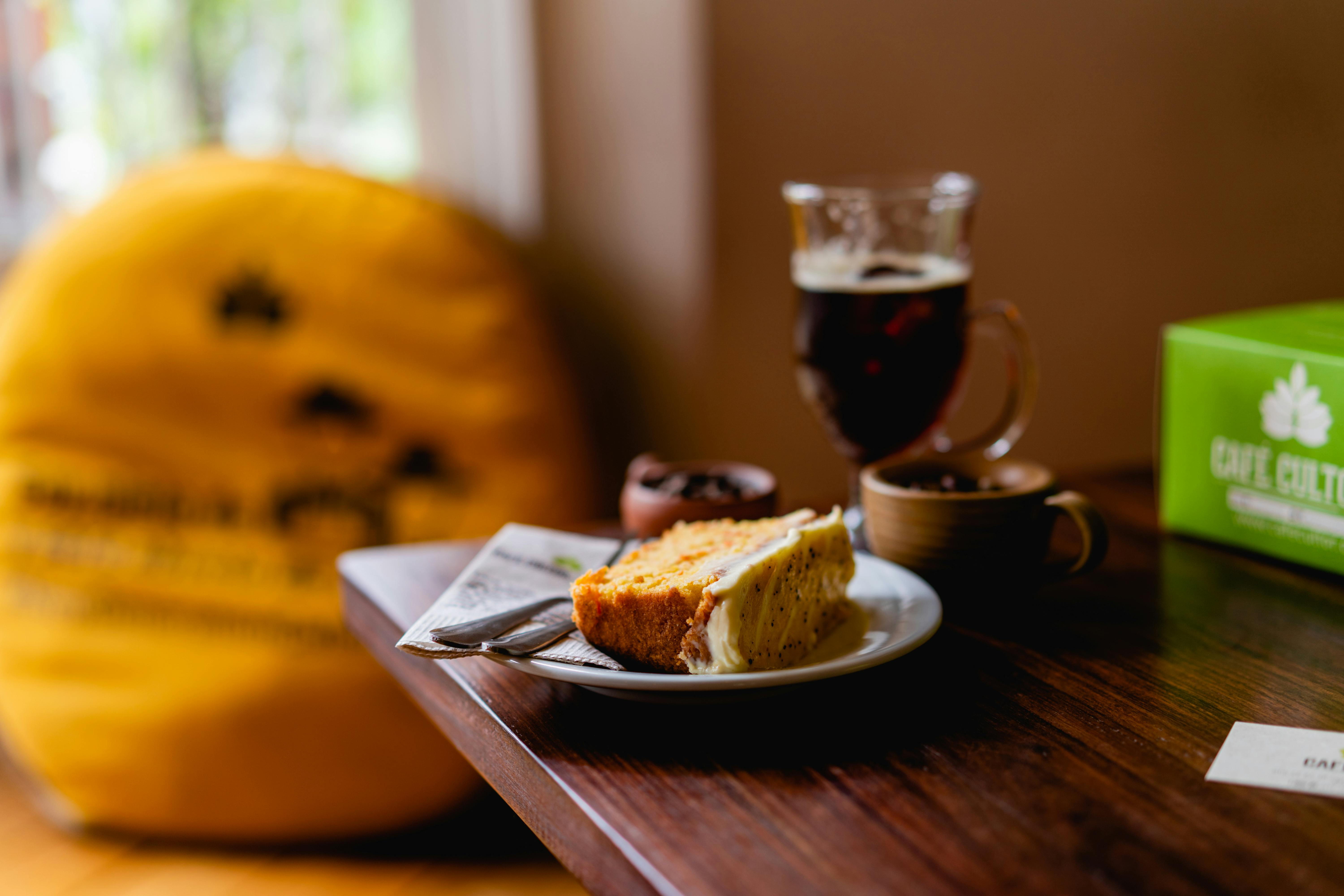 桌上摆放着咖啡和蛋糕的温暖布置，营造出舒适的咖啡馆氛围
