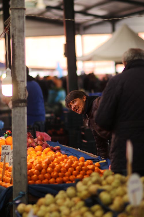 Kostenloses Stock Foto zu früchte, händler, markt