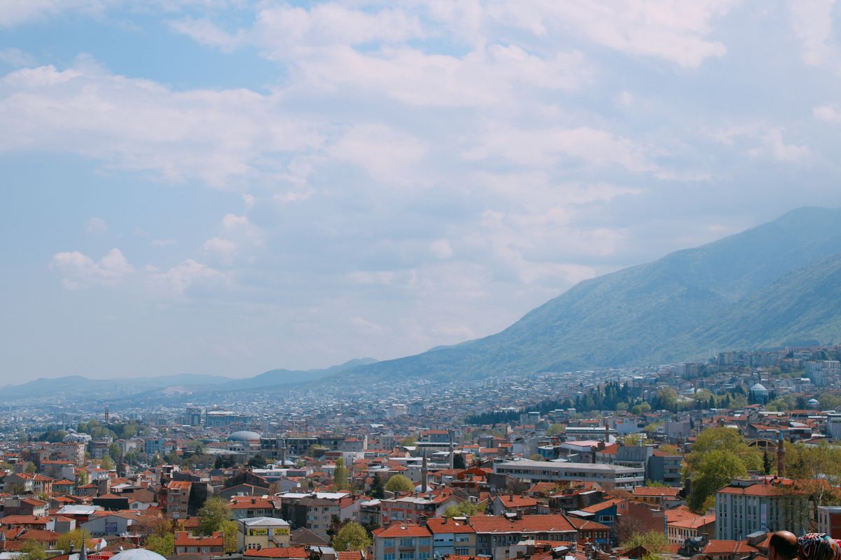 Panorama unui oraș la poalele munților