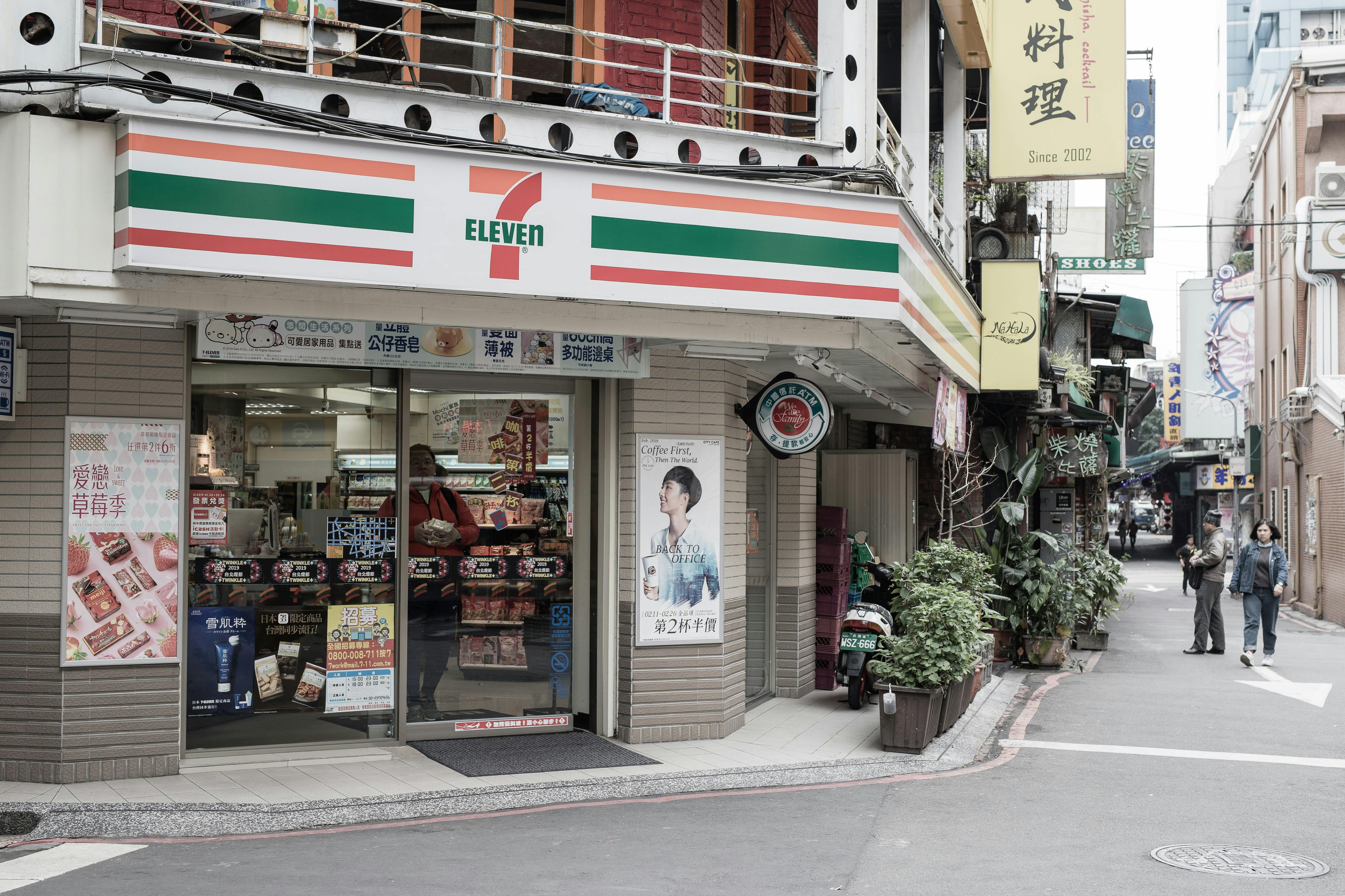 FROM ONLINE STORE TO GUIDING GENESIS LIFESTYLE — Photo by Hong Majaya on Pexels