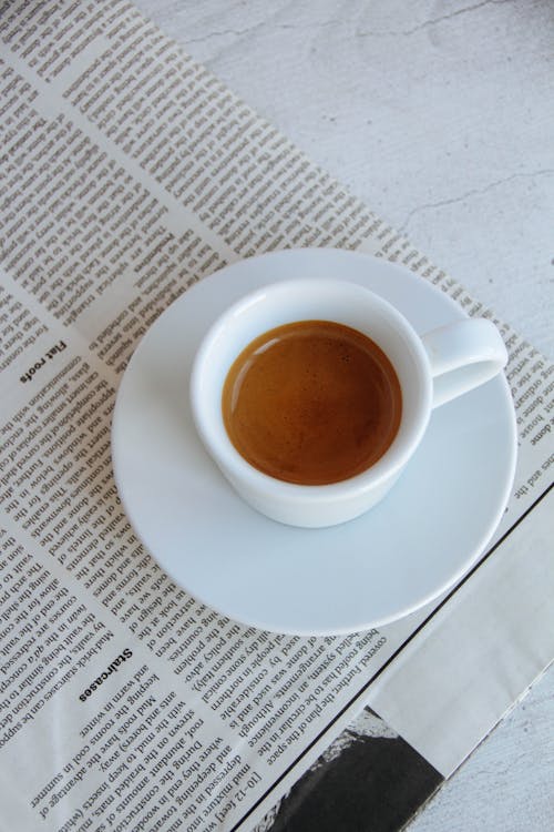 Darmowe zdjęcie z galerii z crema włoska, espresso, gazeta