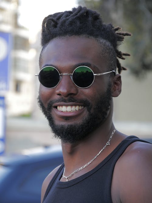Ilmainen kuvapankkikuva tunnisteilla afrikkalainen mies, aurinkolasit, dreadlockit