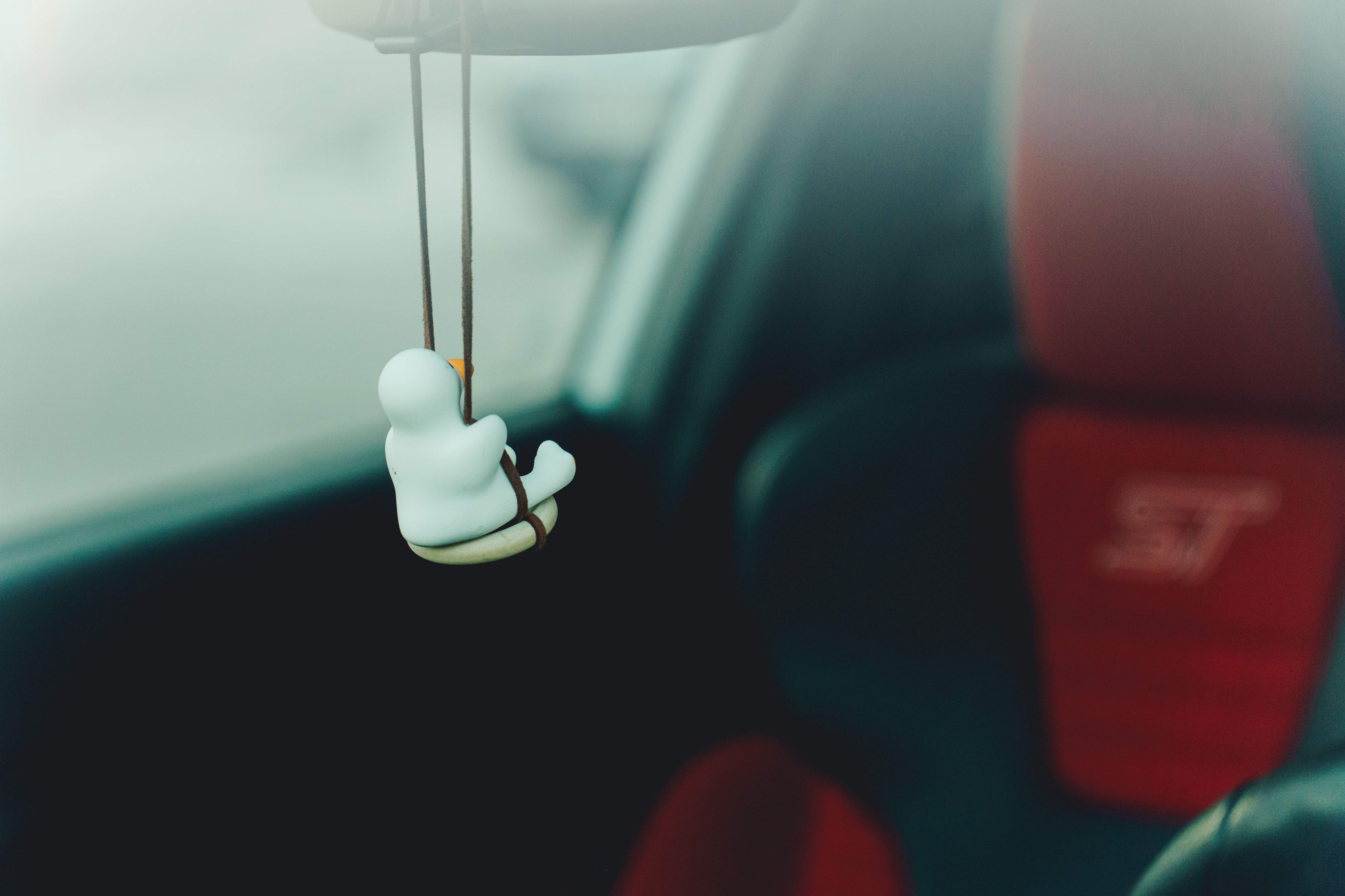 Cinturón de seguridad sobre un asiento de cuero