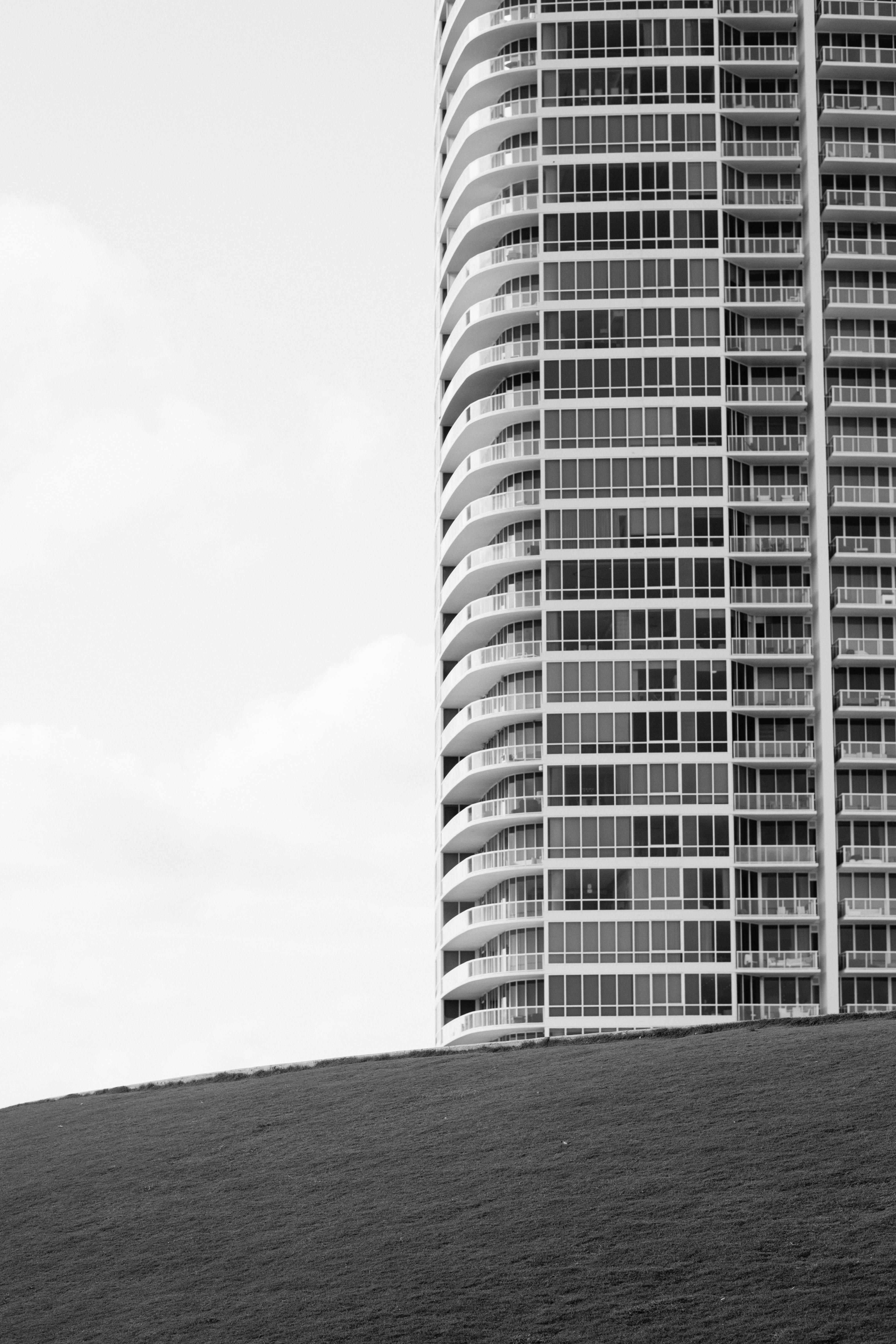 facade-of-modern-architecture-building-in-london-free-stock-photo