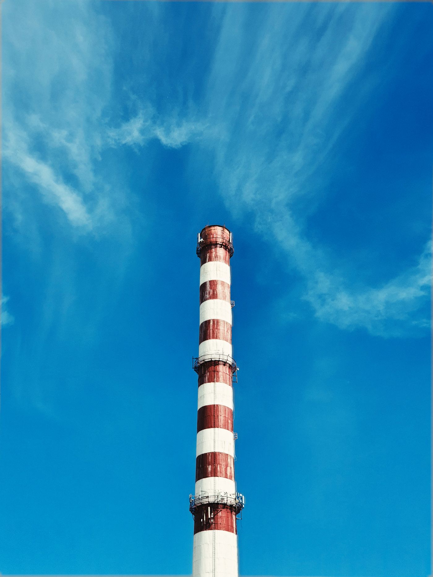 Elektrik üretimi ve dağıtımını temsil eden enerji altyapısı görseli