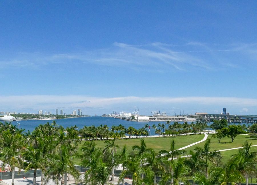 Miami, USA — skyline and landmarks · stay connected with a Miami eSIM from My Holiday SIM