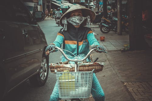 Foto d'estoc gratuïta de asiàtics, barret, bici