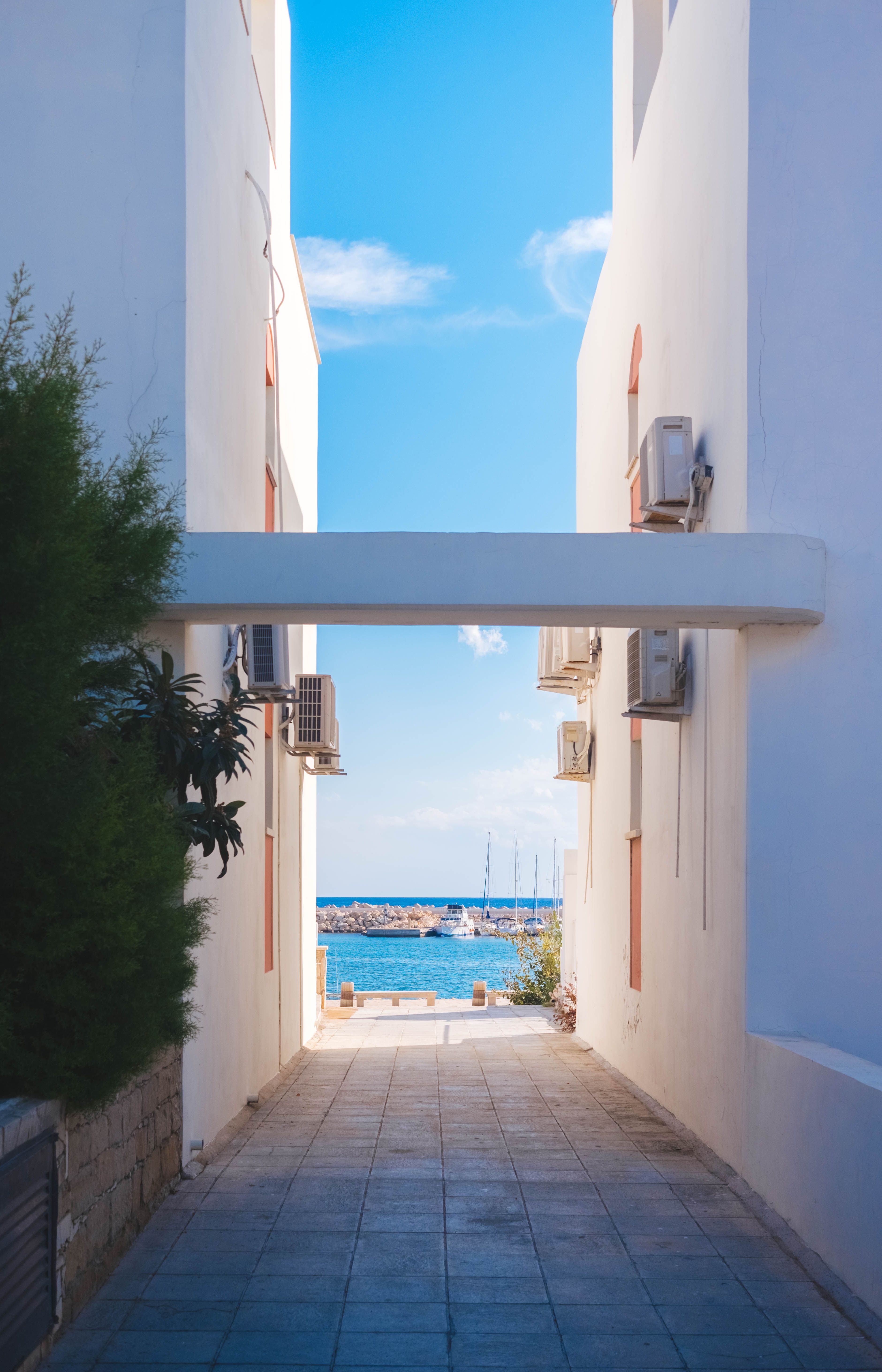 White Concrete House · Free Stock Photo
