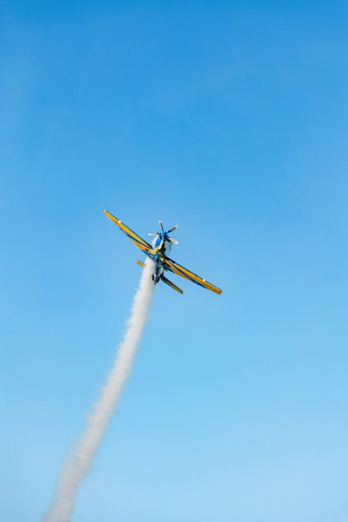 Gratis lagerfoto af blå himmel, flyrejse, flyvemaskine