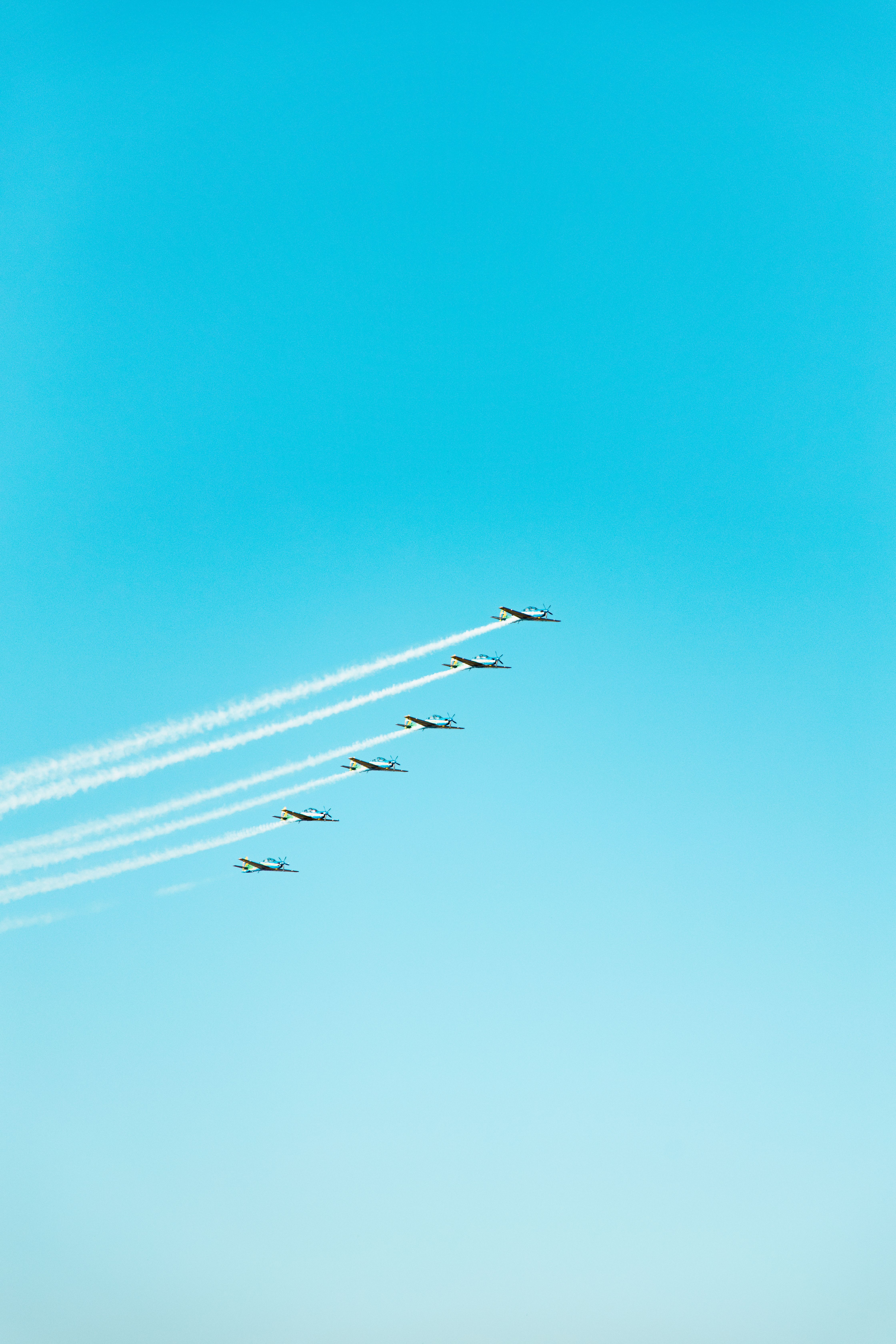 Airplanes Formation on Sky · Free Stock Photo