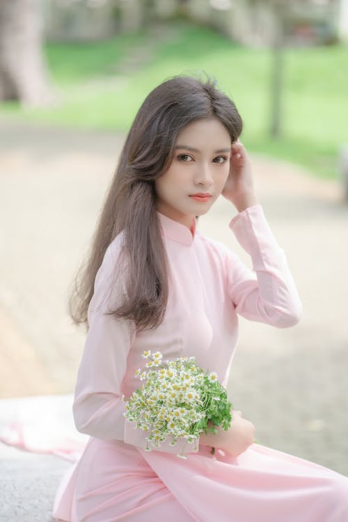 Asyalı kadın, buket, Çiçekler içeren Ücretsiz stok fotoğraf