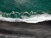 令人惊叹的冰岛黑沙滩与海浪航拍镜头