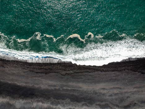 令人惊叹的冰岛黑沙滩与海浪航拍镜头
