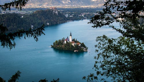 Château Au Milieu D'un Plan D'eau