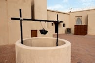 这座传统的沙漠房屋，在户外庭院中展示了一口古井