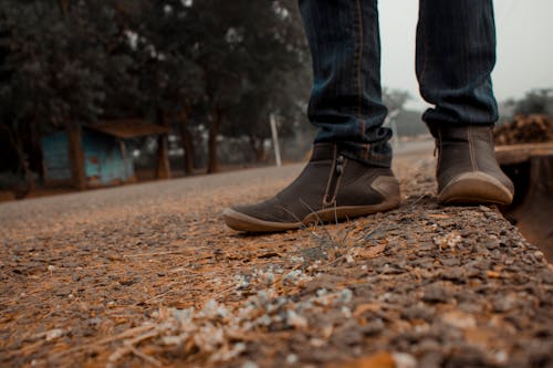 Foto profissional grátis de calçado, estrada, estrada cheia de curvas
