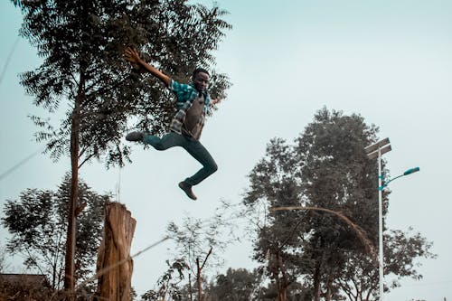 Foto profissional grátis de acrobacias voando, africano, cara