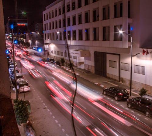 Foto profissional grátis de arte de rua, carro de rua, cidade da noite