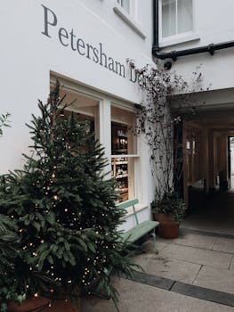 伦敦彼得舍姆熟食店的外墙上装饰着圣诞饰品