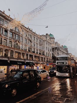 伦敦摄政街繁华的圣诞装饰和繁忙的交通景象