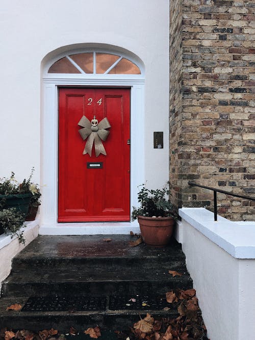 Porte D'entrée De La Maison Avec Chaîne De Sécurité Et Serrure Banque D'Images  et Photos Libres De Droits. Image 63384289