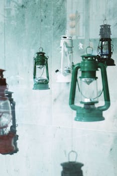 碧绿的大理石背景前，悬挂着各色复古灯笼，营造出经典的展示氛围