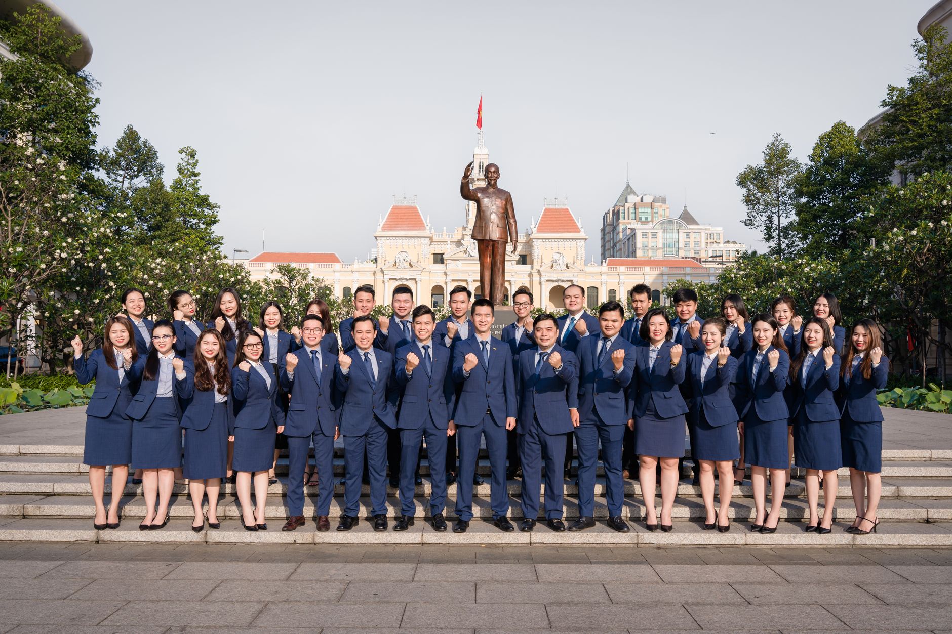 Nhân viên chấp pháp Hoa Kỳ kiểm tra khu đất nông thôn với chuồng gà và hồ sơ pháp lý trên bàn