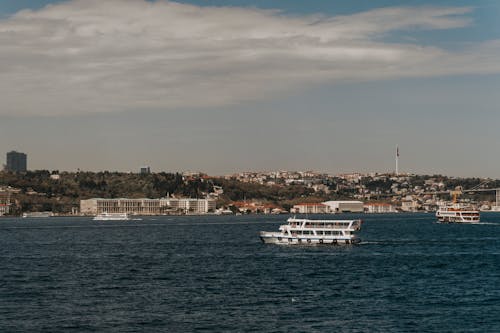 Foto profissional grátis de água, barco, cidade